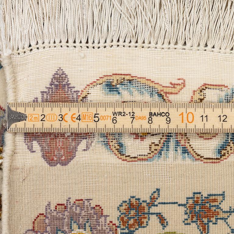 Matta, Täbris, part silk, s.k. 80 Raj, Nortvästra Iran, signerad ca 280 x 170 cm.