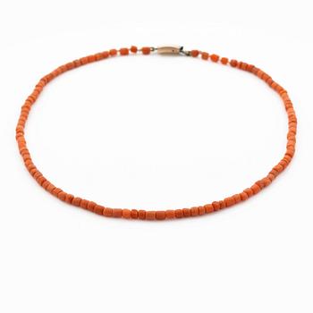 Collier, med korall.