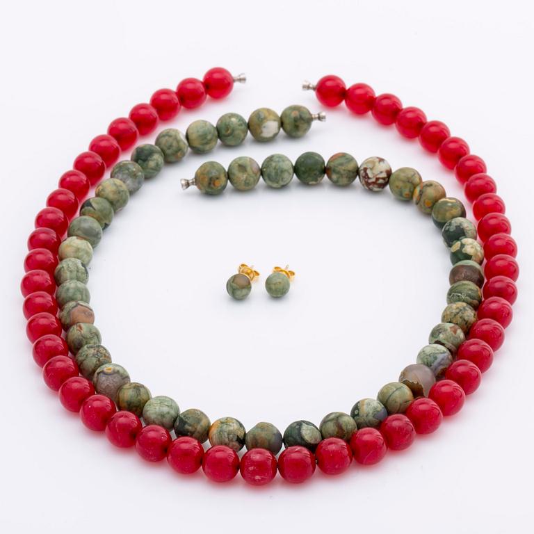 LYNGGAARD 2 rader jaspis ca 10 mm och röda stenar ca 10 mm utan lås samt örhängen 18K guld m jaspis ca 7 mm,originaletui.