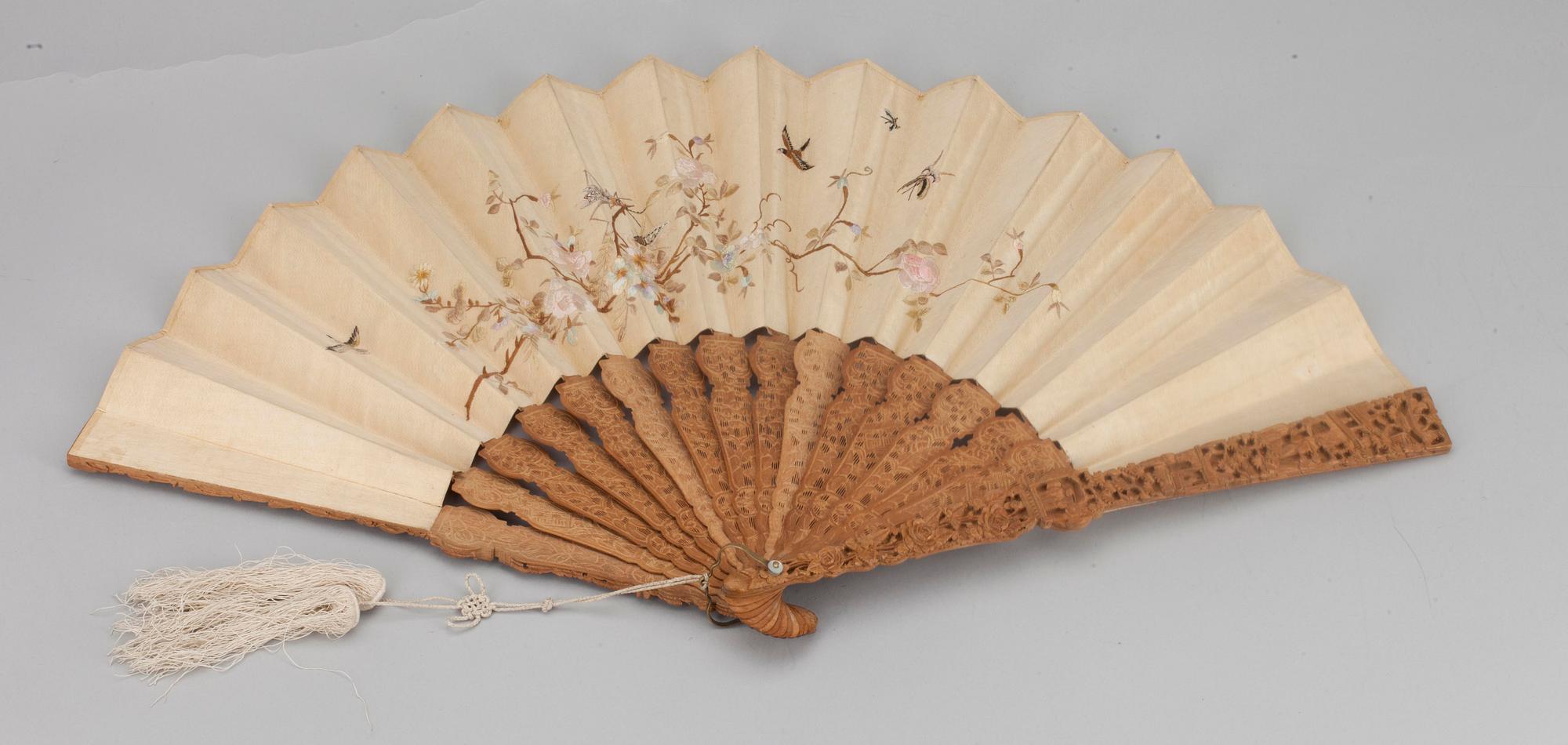 SOLFJÄDER samt ETUI, Kina 1800-talets slut.