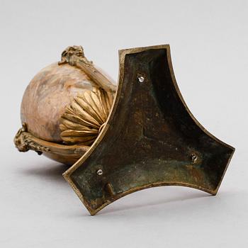 URNA, förgylld brons och marmor, 1800-talets första.