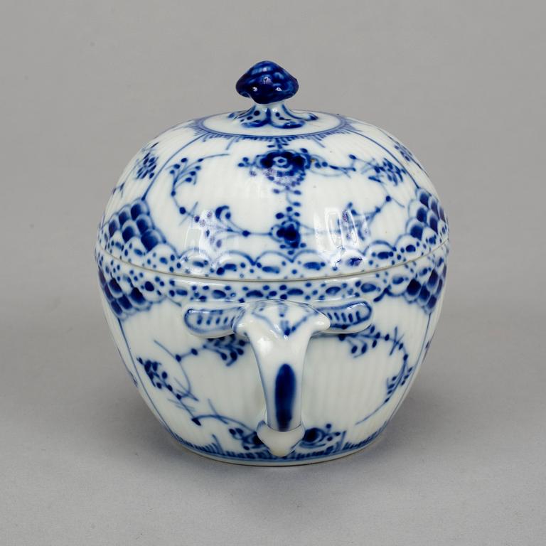 Royal Copenhagen, a 'Musselmalet' part service, Denmark (14 pieces).