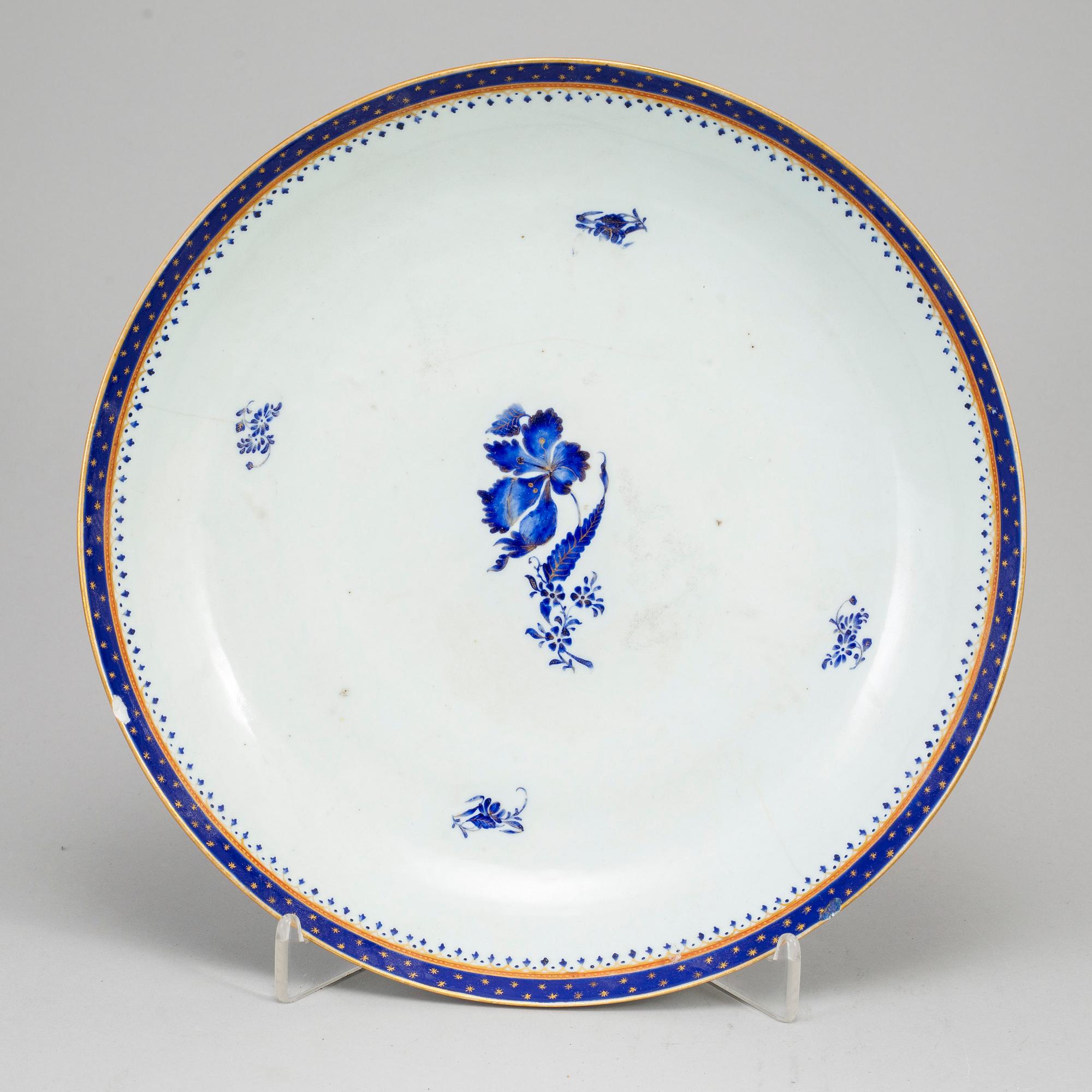 Two export dishes, Qing dynasty, 18th Century.