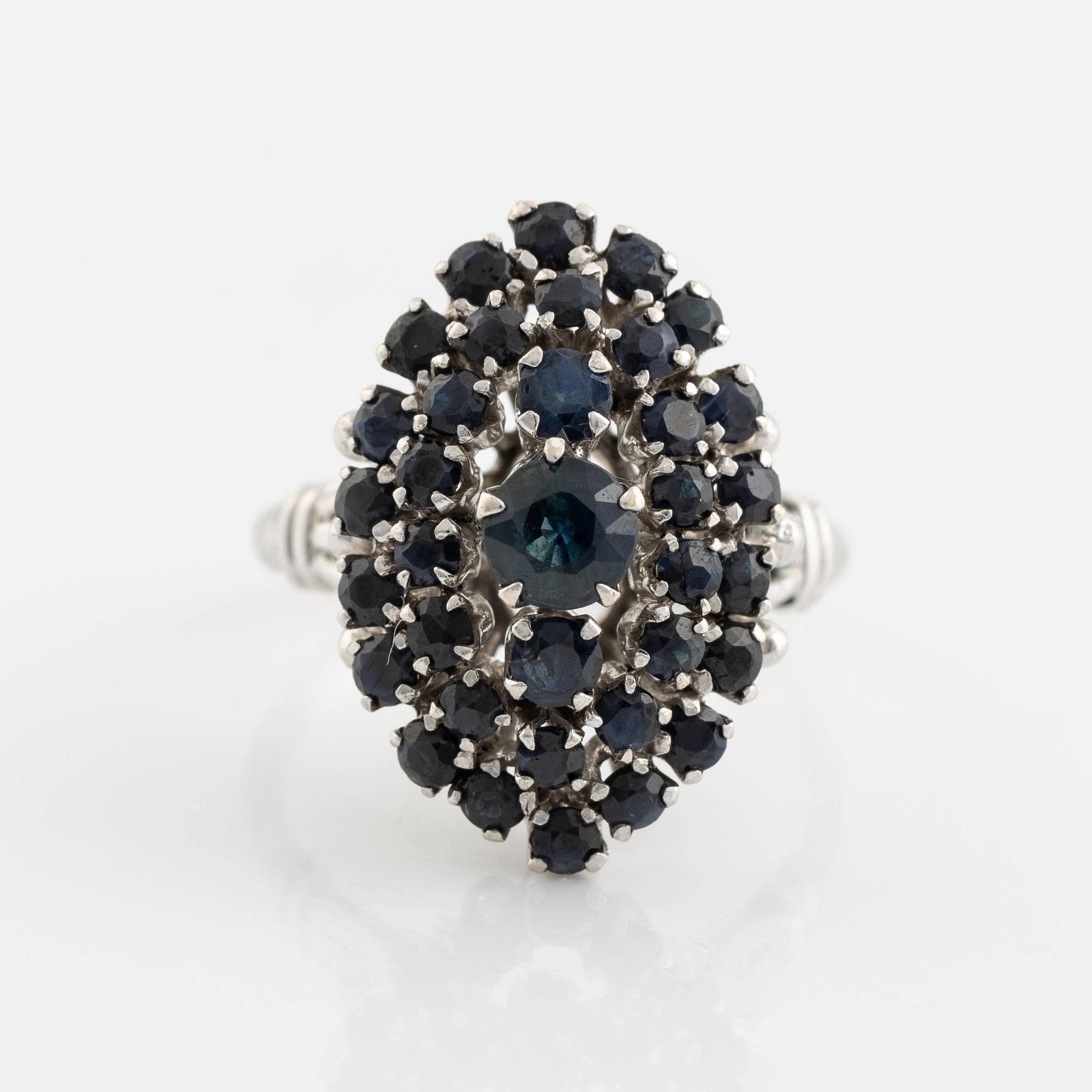 An 18K white gold ring set with faceted sapphiers.