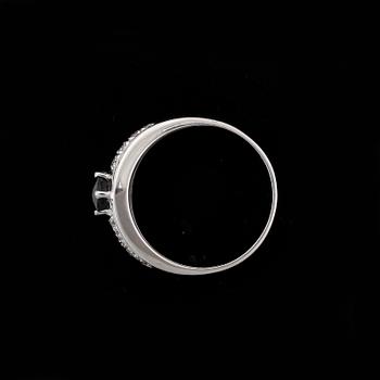 RING, 18k vitguld med safir och briljantslipade diamanter tot ca0,38ct. Vikt 3,8g.