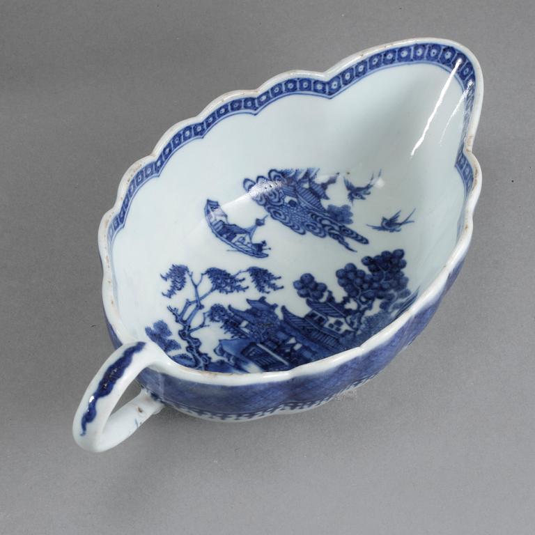 STEKFAT, SÅSSNIPA, KOPP samt GRÄDDKANNOR, 2 st, porslin, Kina, 1700/1800-tal.