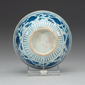 A blue and white bowl, 17th Century.