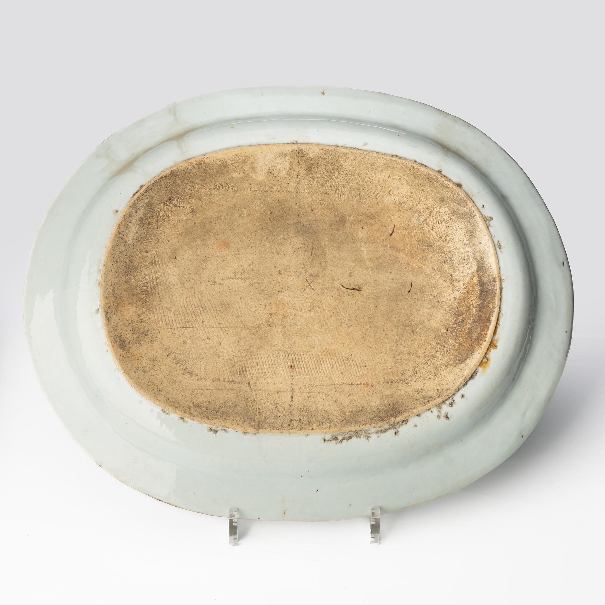 Stekfat, porslin. Qingdynastin, Qianlong (1736-95).