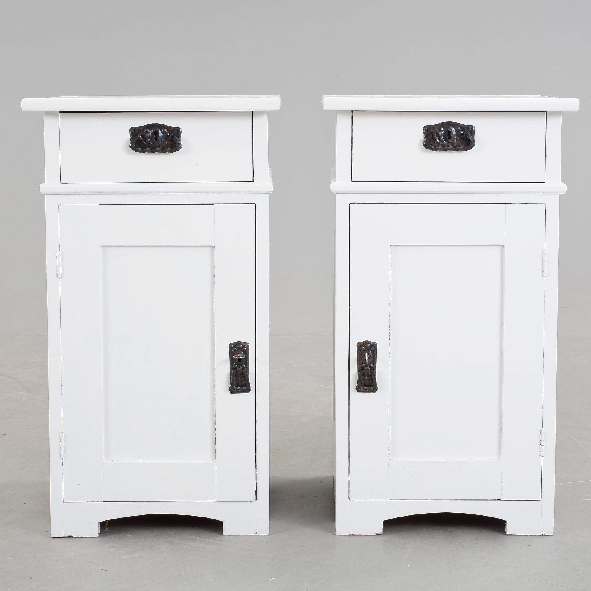 NATTDUKSBORD, ett par, modern tillverkning.