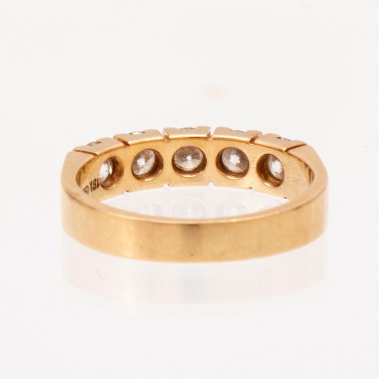 Ring halvallians 18K guld och briljantslipade diamanter.
