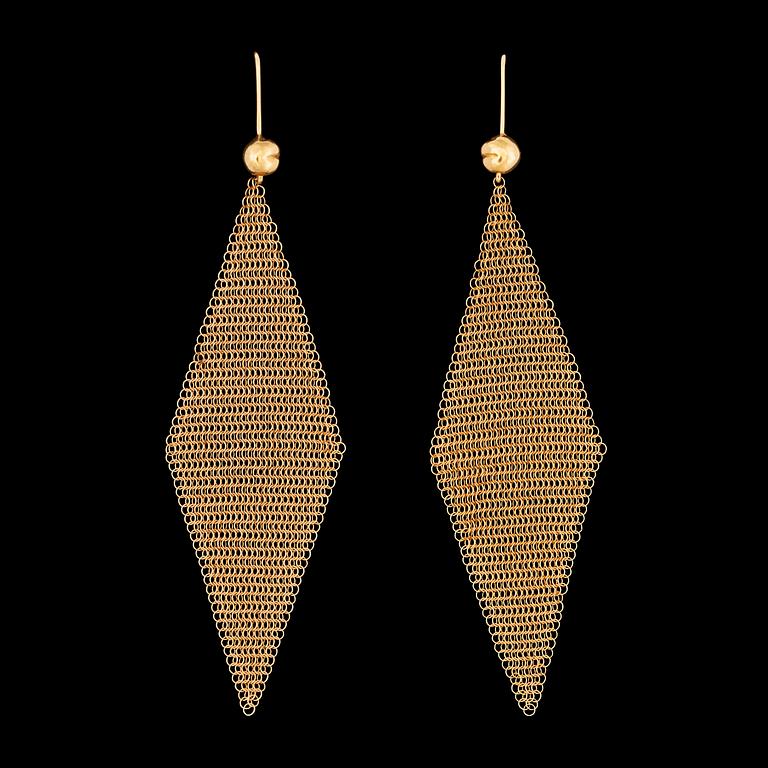 A pair of Tiffany "Mesh scarf" earrings. Designed by Elsa Peretti.