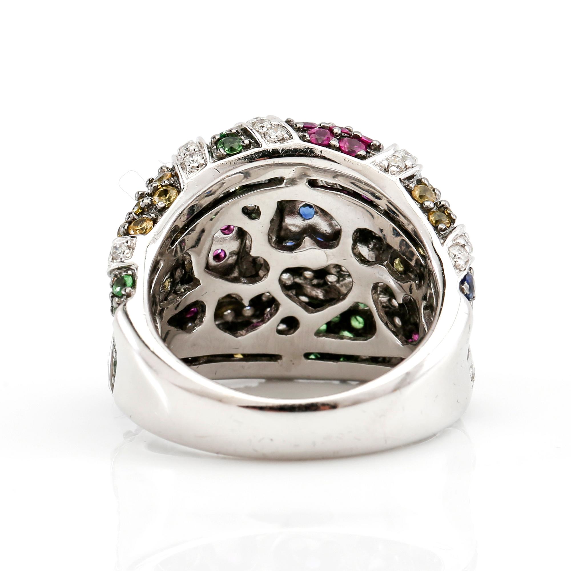 Ring 18K vitguld med runda briljantslipade diamanter och fasetterade färgstenar.