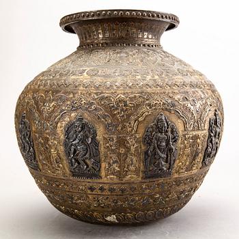 An Indian 20th century urn.