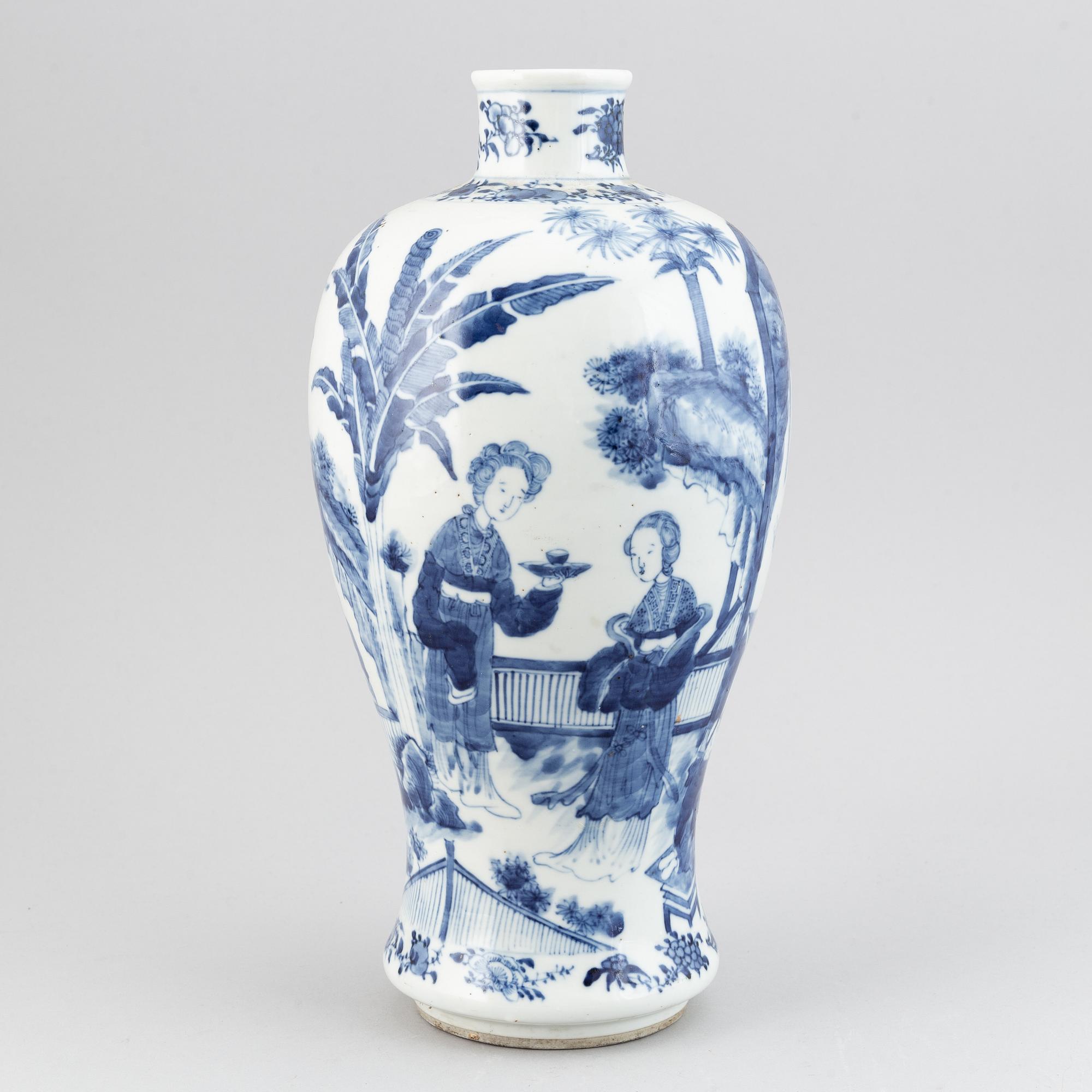 A blue and white vase, late Qing dynasty, 19th Century.
