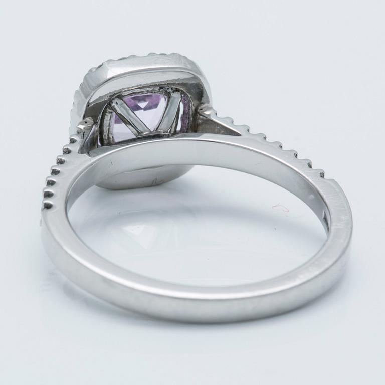 A ca 1.00 ct synthetic pink saphire ring with brilliant-cut diamonds ca 0.72 ct.