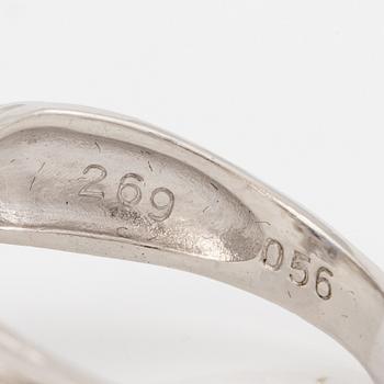 Ring platinum, with a sapphire and brilliant-cut diamonds.