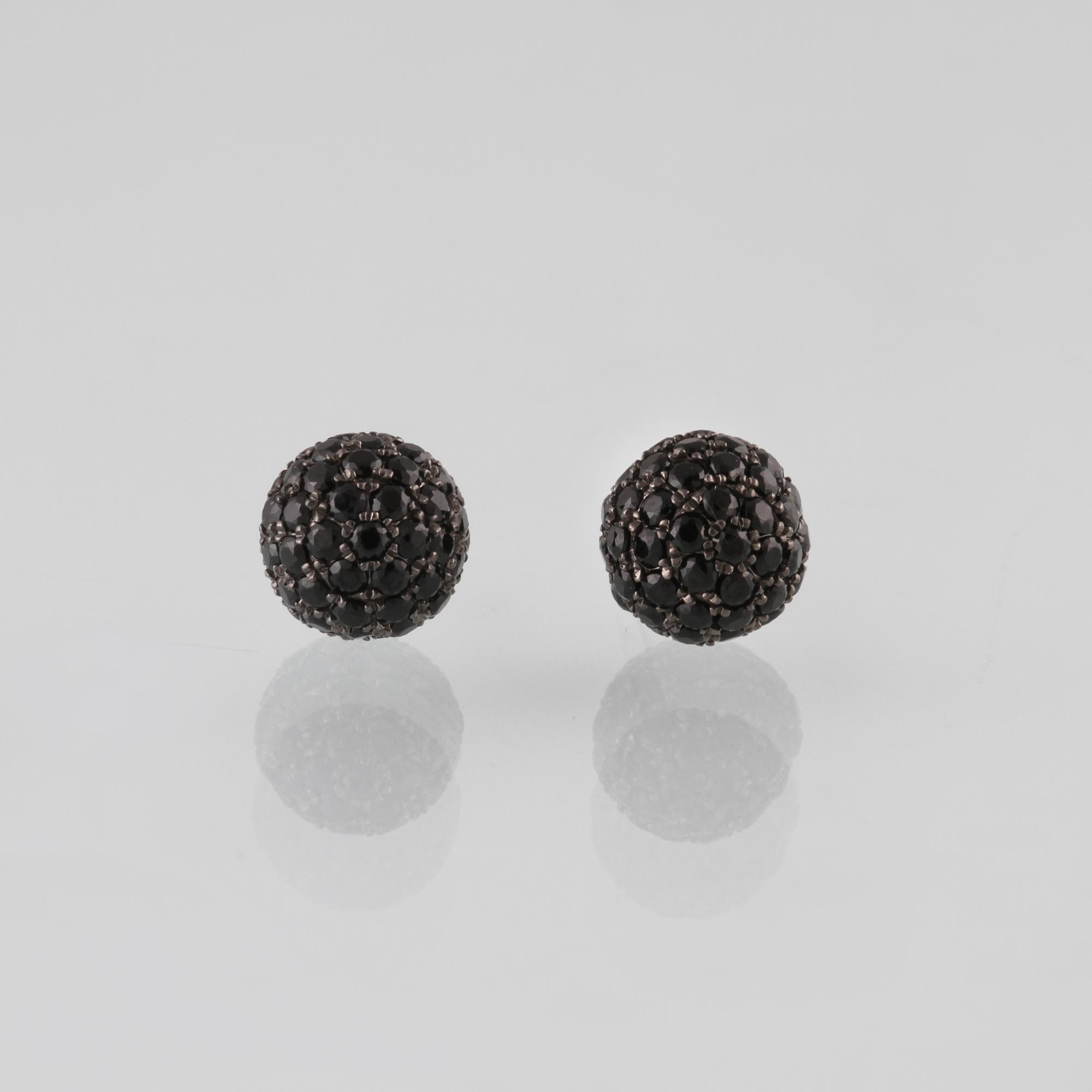 ÖRHÄNGEN, 18K vitguld med fasettsliapde svarta spineller ca 2,48 ct. Vikt 2,8 gram.