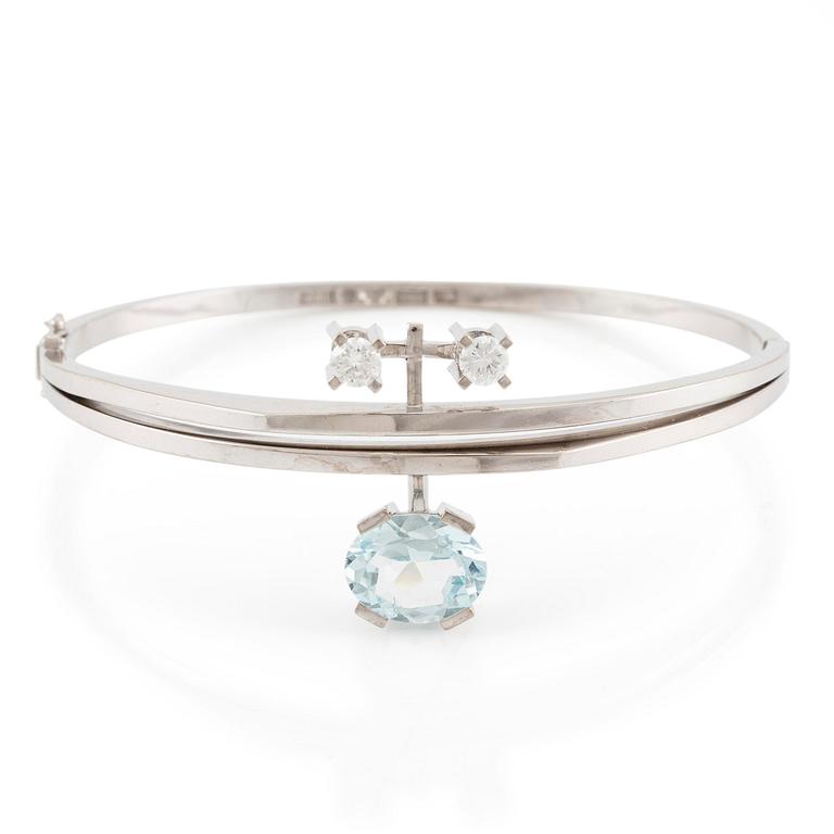 A bangle 18K white gold with aquamarine and two round brilliant-cut diamonds.