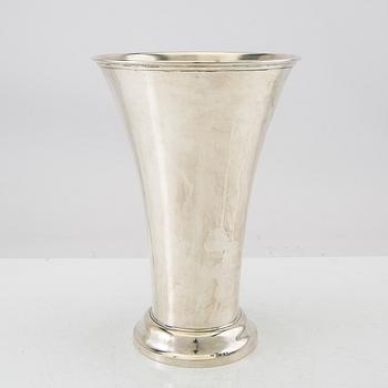 A Swedish 20th century silver vase mark of GAB Stockholm 1919, weight 585 grams.