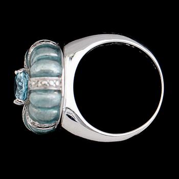 RING, vitguldspläterat sterlingsilver, ljusblå topas ca 2.00 ct, ljusblå emalj samt mindre diamanter tot ca 0.08 ct.