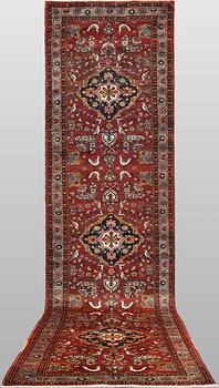 A figural Hamadan runner carpet, 450 x 112 cm.