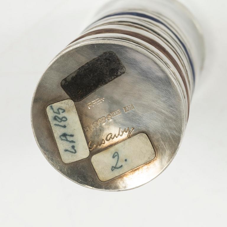 Lars Arby, bägare/vaser, ett par, sterlingsilver och emalj, Göteborg, 1982.