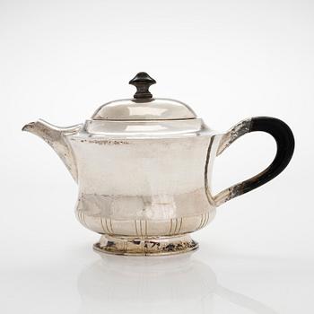 A silver teapot, import marked Oskar Lindroos, Helsinki 1929.