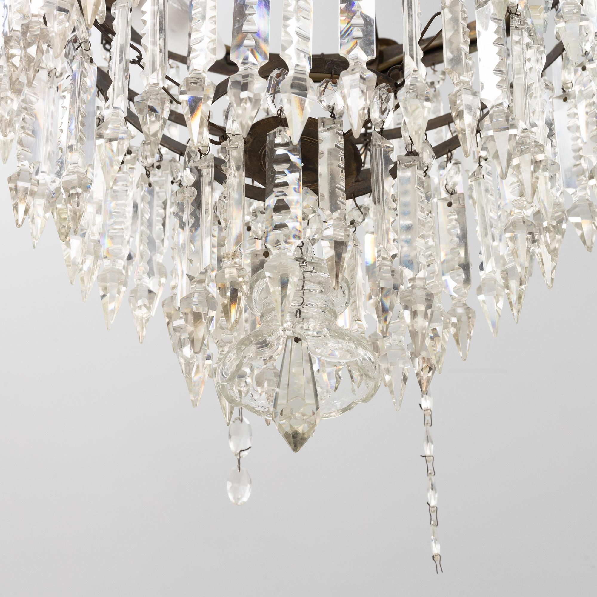 Ljuskrona, 1800-tal med äldre delar.