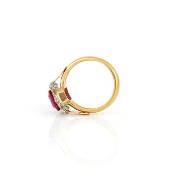 RING, 23K guld med syntetisk rosa safir, tot ca 3,70 ct och små diamanter, Wahlberg, Gävle, 1890. Total vikt ca 7,59 g.