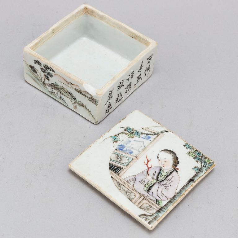 A Chinesefamille rose box with cover, early 20th century.