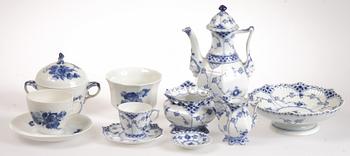 SERVISDELAR, 21 st, porslin,  "Blå blomst" samt "Musselmalet", Kongl dansk.