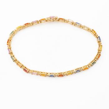 Armband 18K guld med multifärgade safirer och runda briljantslipade diamanter.