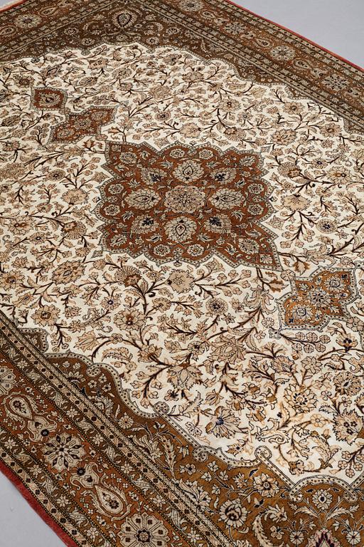 MATTO, semi-antique silk Qum, ca 269,5 x 179,5-182 cm  (as well as 1 and 2 cm flat weave at the ends).