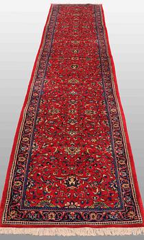 A Saruk runners carpet, 427 x 90 cm.