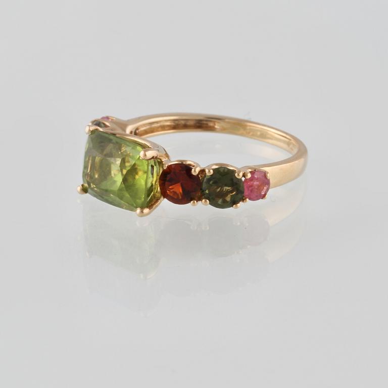 RING, 18K guld med fasettslipad peridot ca 3,02 ct samt turmaliner ca 1.25 ct. Vikt 3,7 gram.