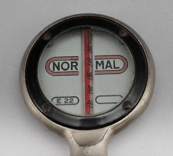 KYLARPRYDNAD, med termormeter, Automobilfirman Standard Halmstad import, 1900-talets första hälft.