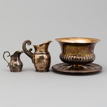 A silver plated sugar bowl, sauce bowl and 2 creamers, 19th century.