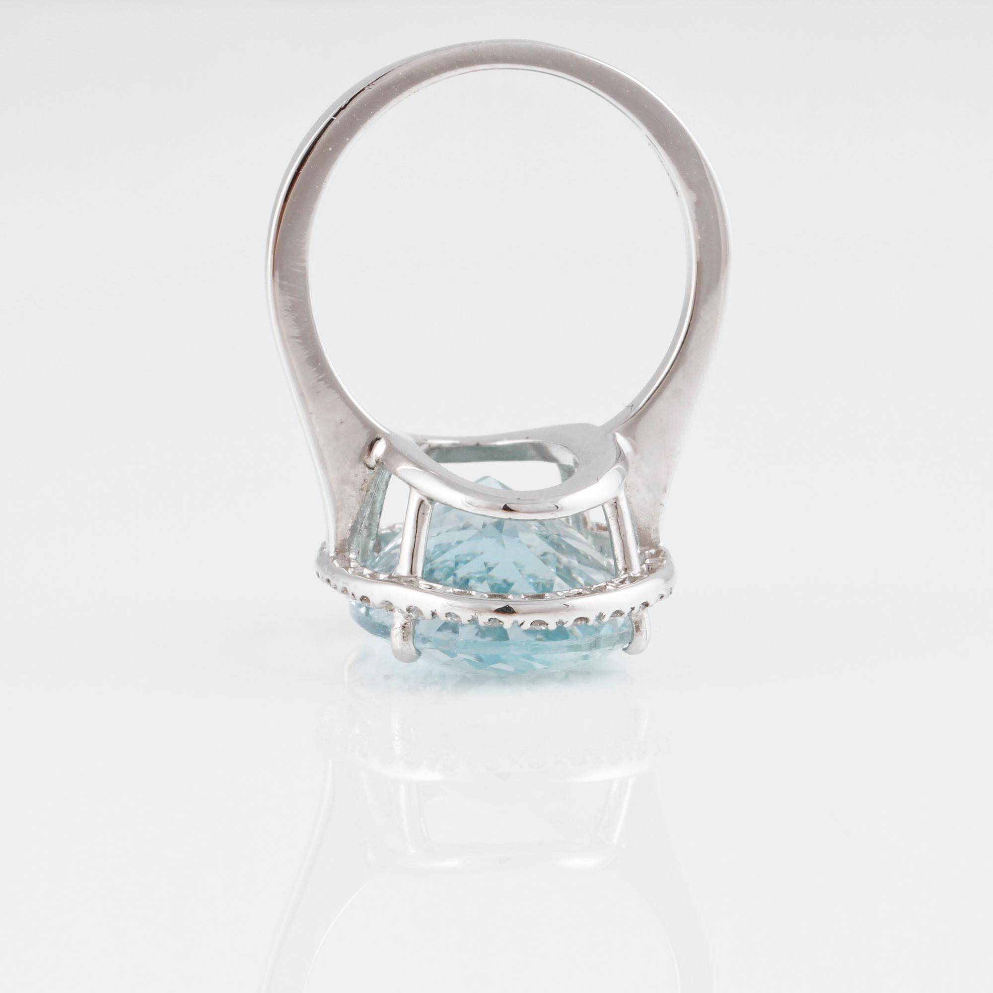 RING, 18K vitguld med fasettslipad akvamarin ca 10.60 ct samt briljantslipade diamanter ca 0.30 ct. Vikt 7,5 gram.