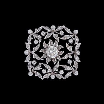 1074. BROSCH, briljantslipad diamant, ca 1.40 ct, samt mindre briljant- och åttkantslipade diamanter, tot. ca 1.10 ct.