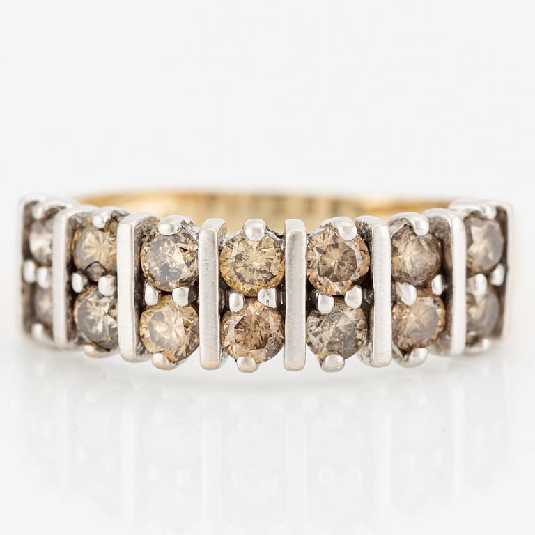 Ring  tvåradig med gula briljantslipade diamanter.