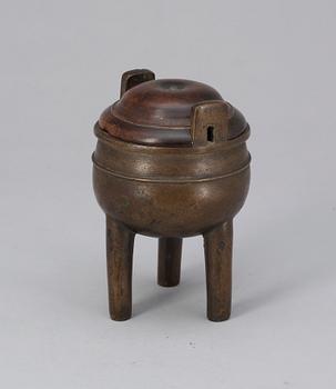 RÖKELSEKAR med LOCK. Brons och trä. Kina, Qing dynastin.