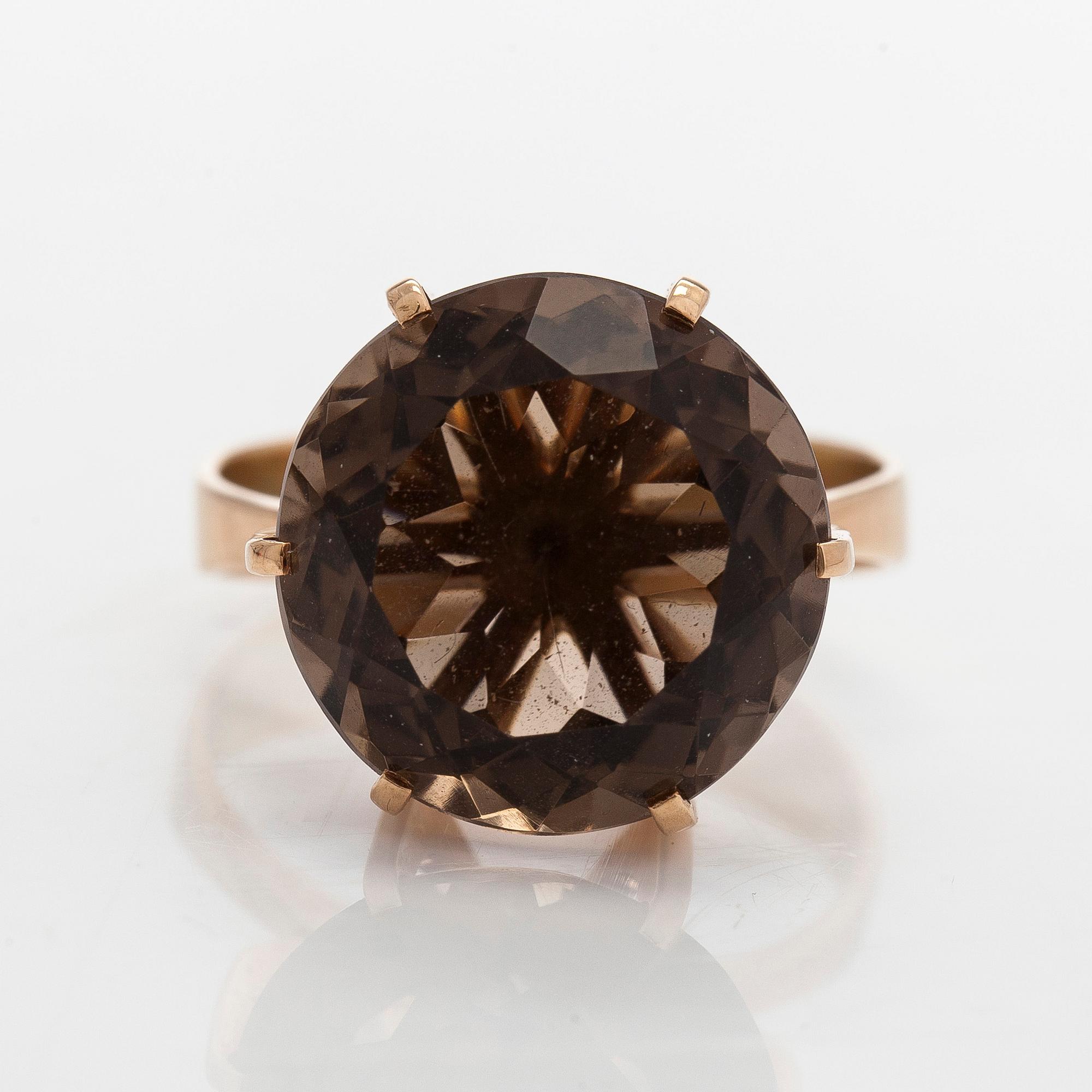 Ring, 14K guld, rökkvarts. Westerback, Helsingfors 1964.