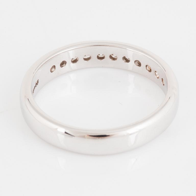 RING, halvallians med briljantslipade  diamanter.