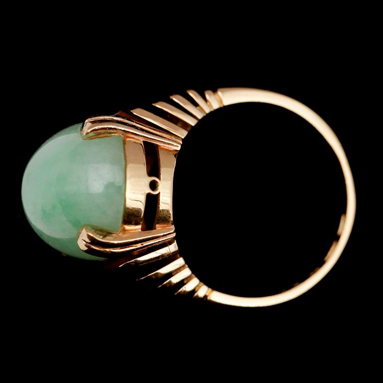 RING, 18 k guld, jade, 1960-tal.
