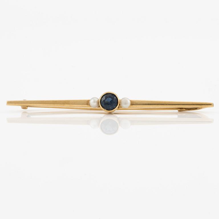 Brooch, brooch pin, CG Hallberg, 18K gold with pearls and sapphire.