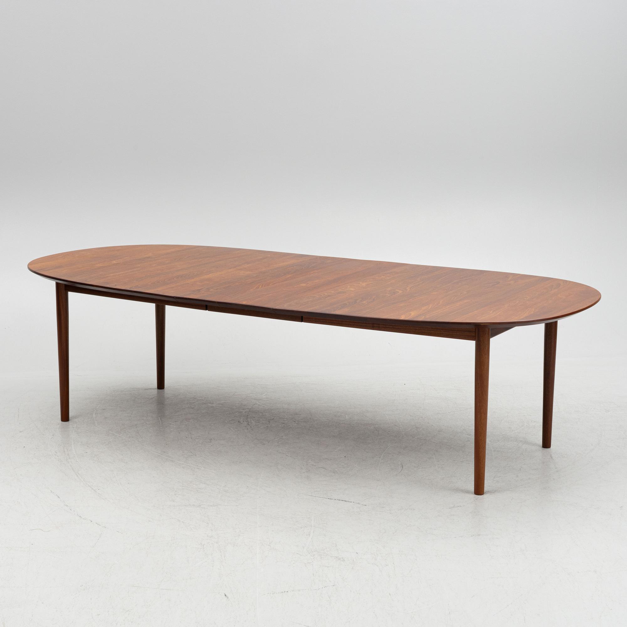 A contemporary 'Classic 255-265 Extension Table', Denmark.