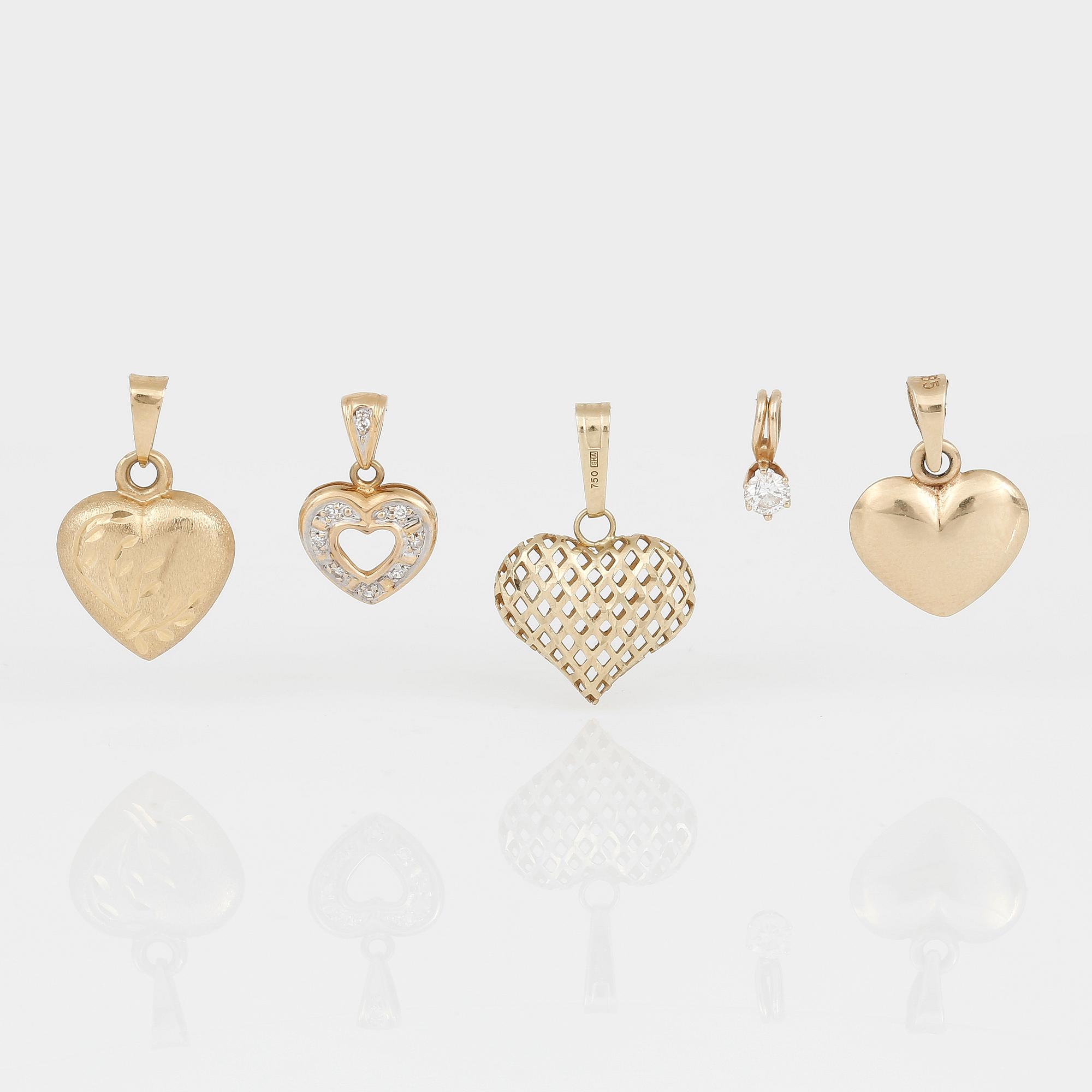 PARTI BERLOCKER, 5 st, med diamanter, totalt ca 0,13 ct, mestadels hjärtformade och 18K guld.