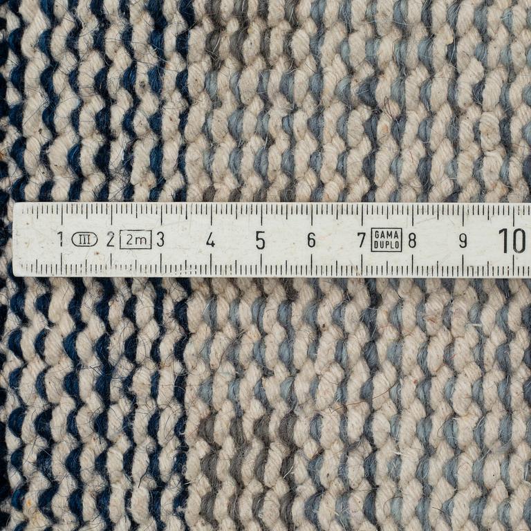 AN ORIENTAL CARPET, ca 360 x 263 cm.