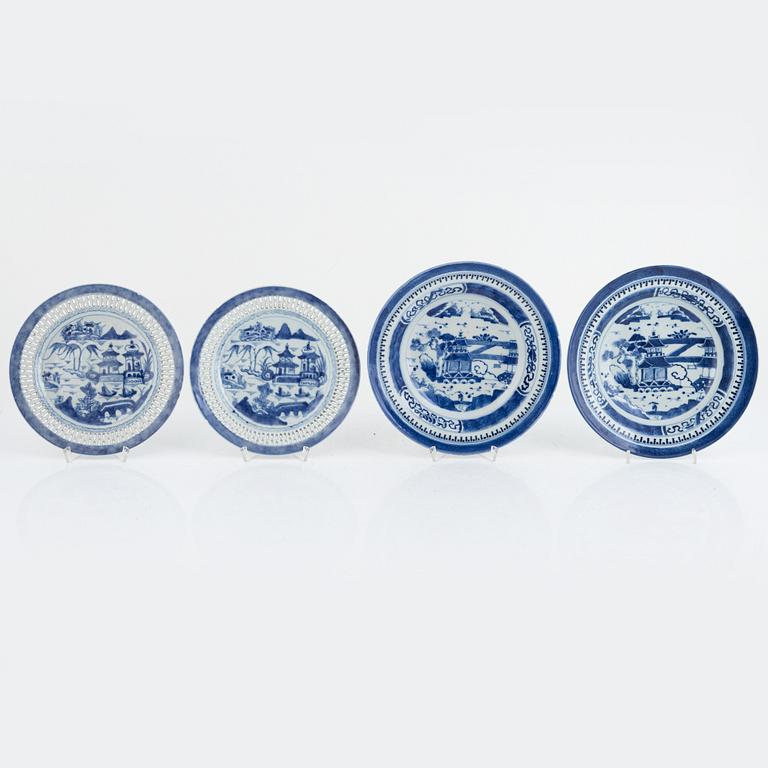 A set of seven Chinese export procelain plates, Qing dynasty, Qianlong (1736-95).