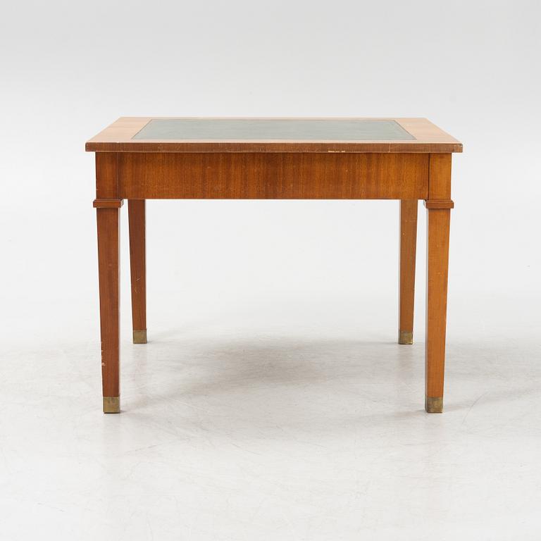 A oak table, 20th century.